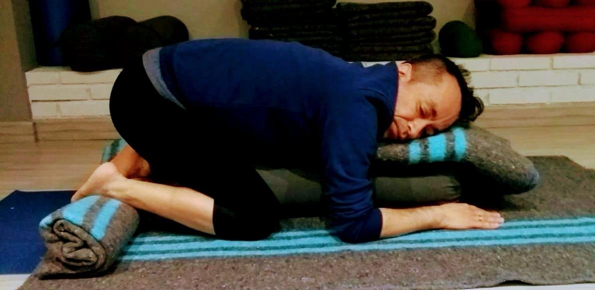 Yoga restaurativo con apoyos