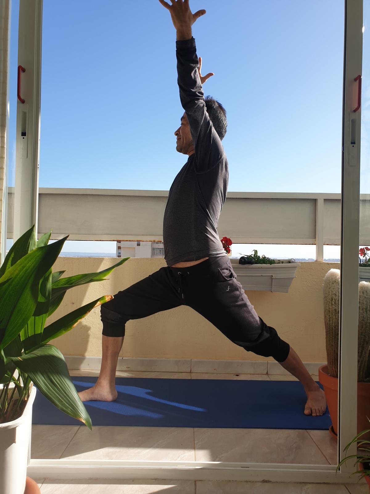 Luis Felipe Ibarcena en práctica de yoga — el saludo al sol