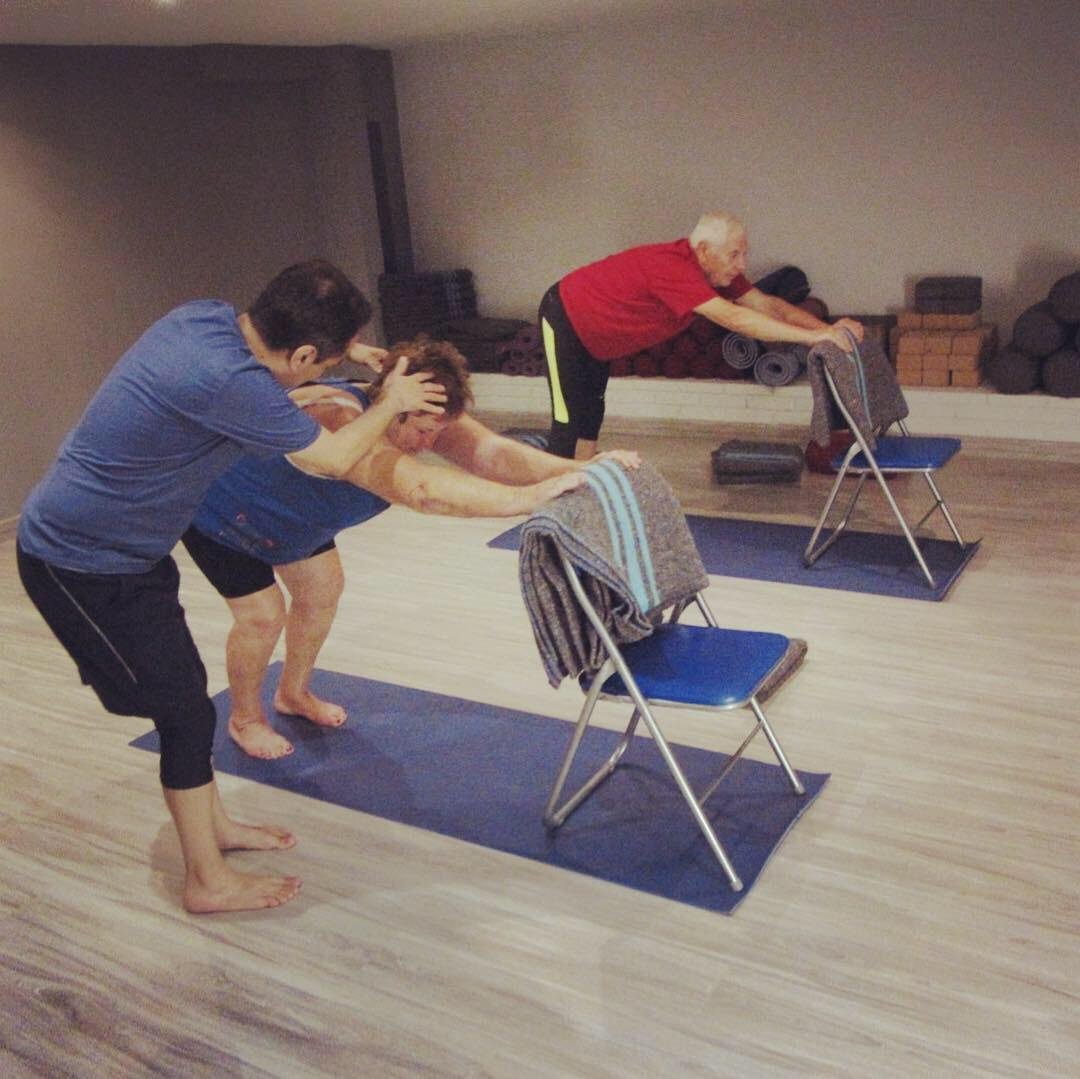 Luis Felipe Ibarcena guiando una práctica de yoga